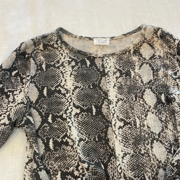 Leslis long sleeve snakeskin top - Picture 5 of 7